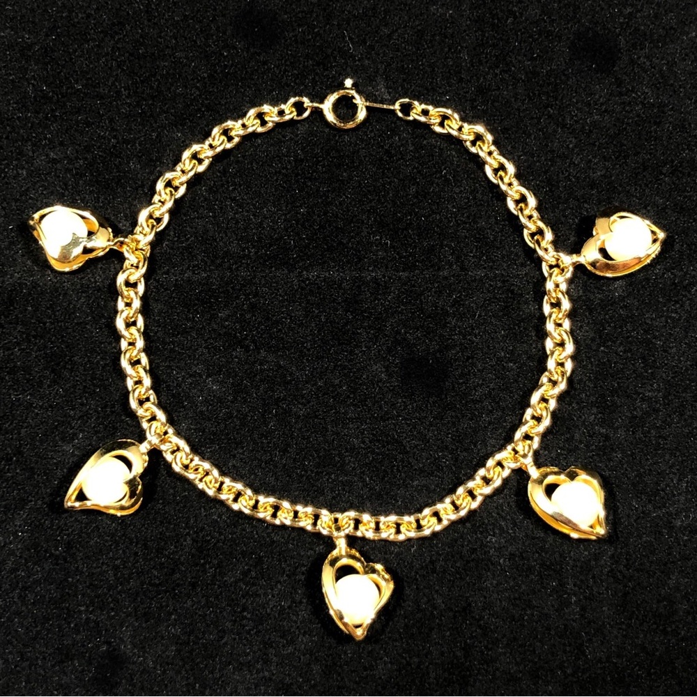 BRACELET - GOLD-TONE CHAIN WITH 5 HEARTS EACH HOLDING A FAUX PEARL - Picture 4 of 10